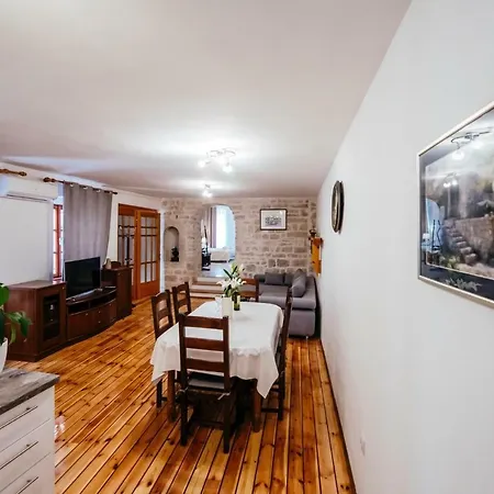 Apartment Heart Of Town
